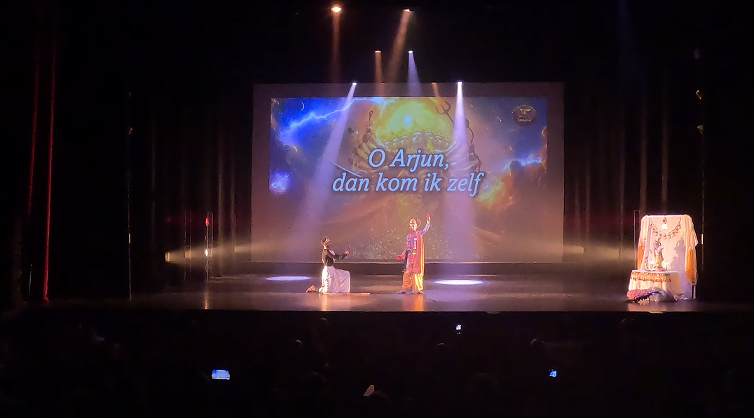Krishna en Arjuna scene met projectie 'O Arjun, dan kom ik zelf'