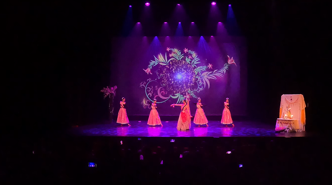 Solo-dans onder paars licht met bloemenprojectie