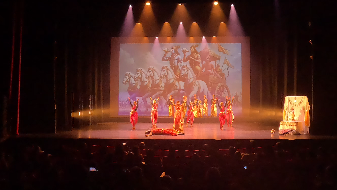 Mahabharata-scene met strijdwagen op het videoscherm