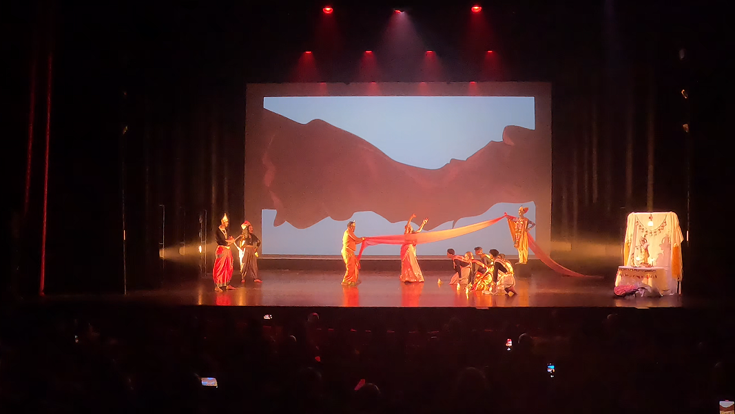 Scene met rode doek en silhouet-projectie op de achtergrond